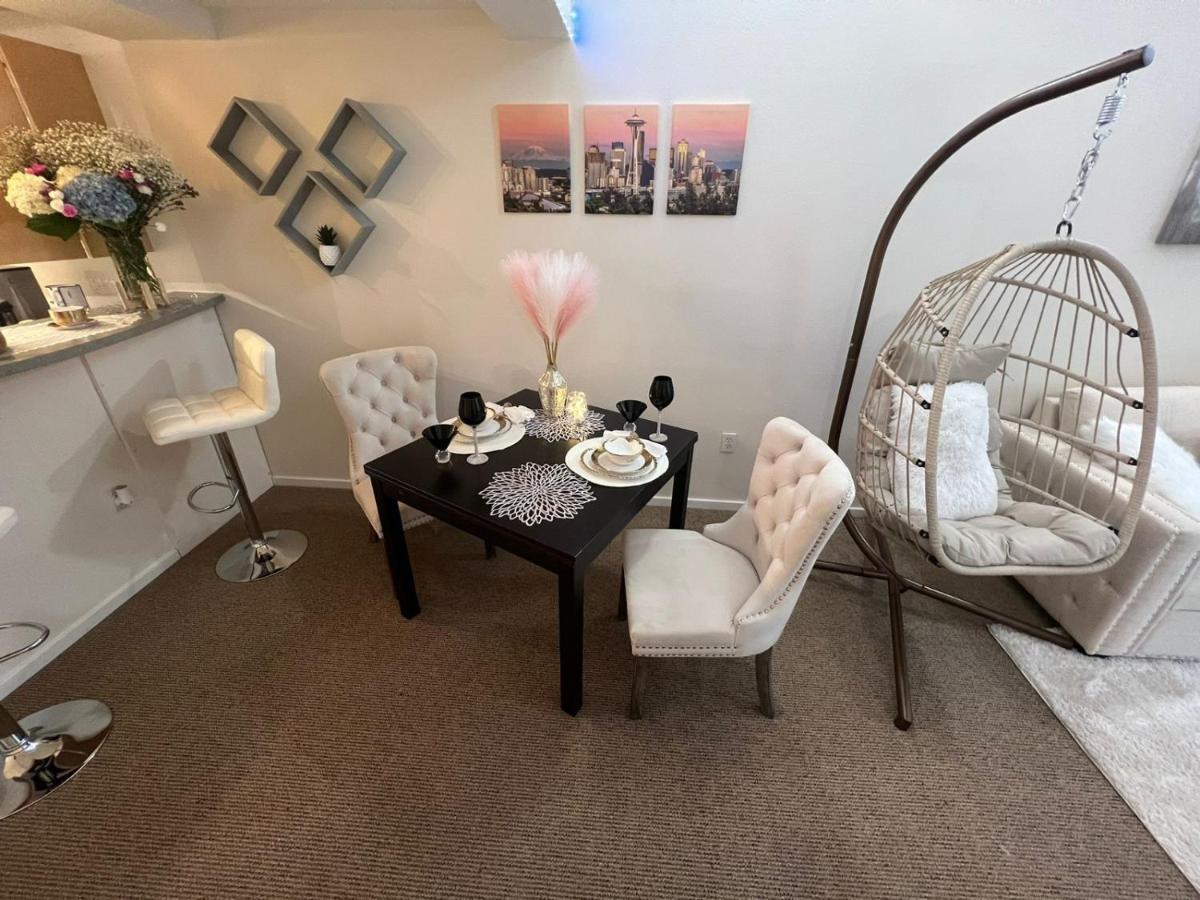 Cozy Downtown Condo Retreat With Space Needle View Seattle Zewnętrze zdjęcie